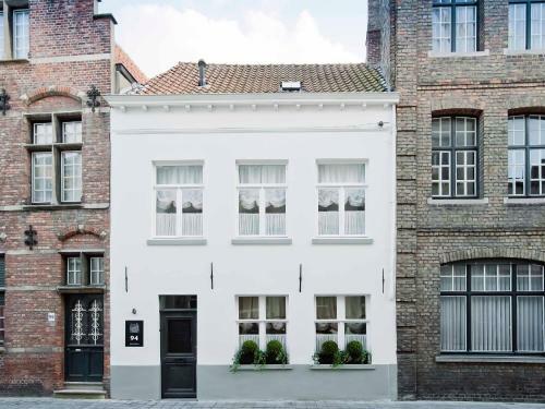 Rustic Private Cottage With 2 King Beds In Old Centre - Groeninghe