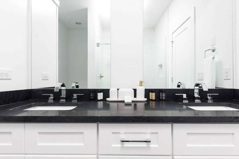 Domio Sylvan Park Modern 4br Balcony