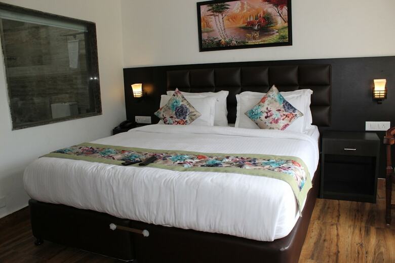 Hotel The Leenor Regency