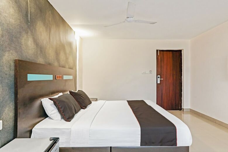 Collection O 50126 Hotel Sk Elegance