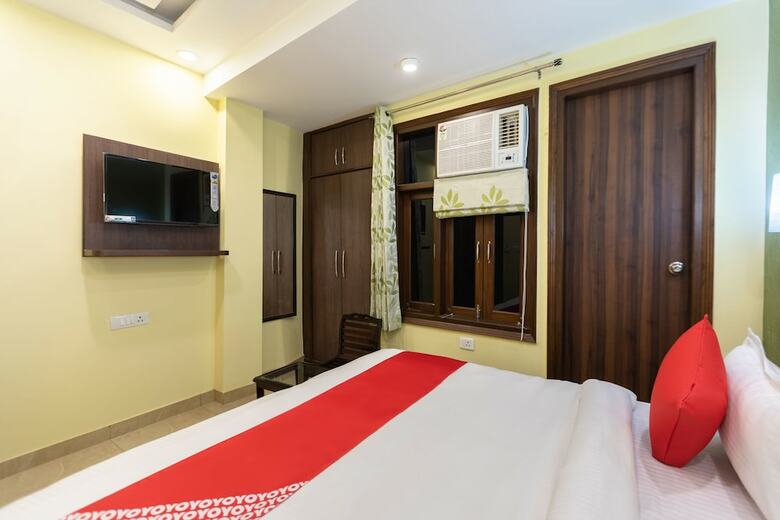 Oyo 29932 Hotel R S Plaza