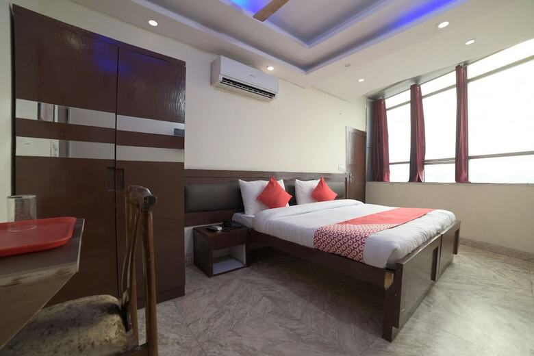 Hotel Oyo 28266 Travel Inn