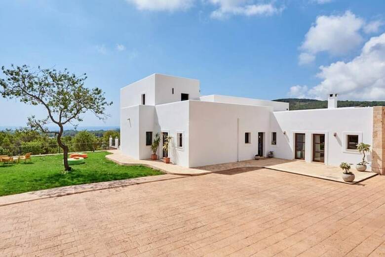 Apartamentos Villa Can Prats, Luxury Villa Surrounded By Nature