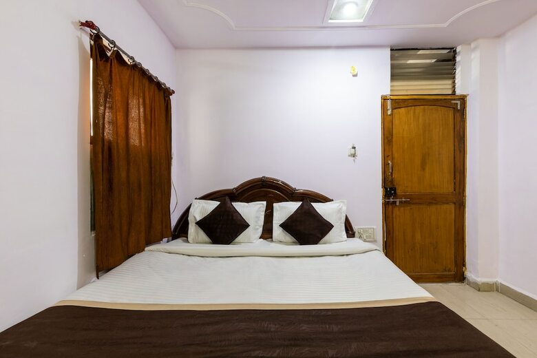 Spot On 37708 Hotel Royal Star