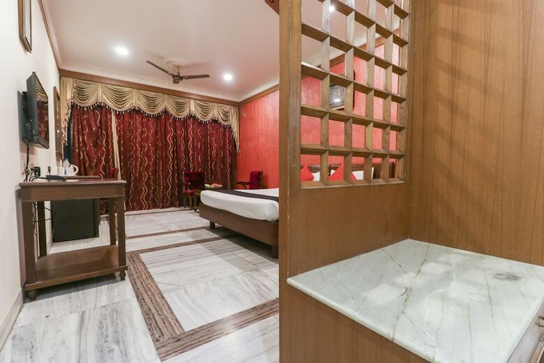 Capital O 5439 Hotel Shiraaz