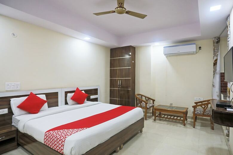 Hotel Oyo 13306 Rampal Palace