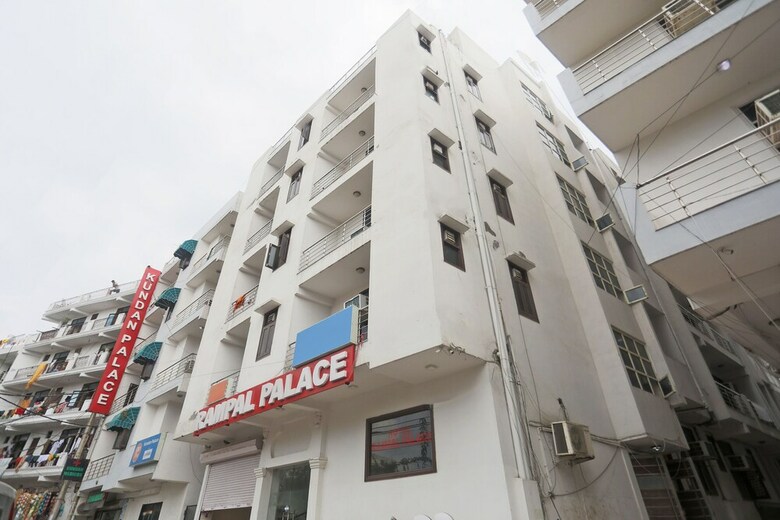 Hotel Oyo 13306 Rampal Palace
