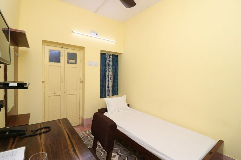 Hotel Spot On 44329 Sri Krishna Inn Lodging & Boarding