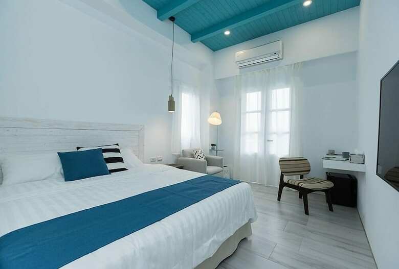 Hotel Blue White
