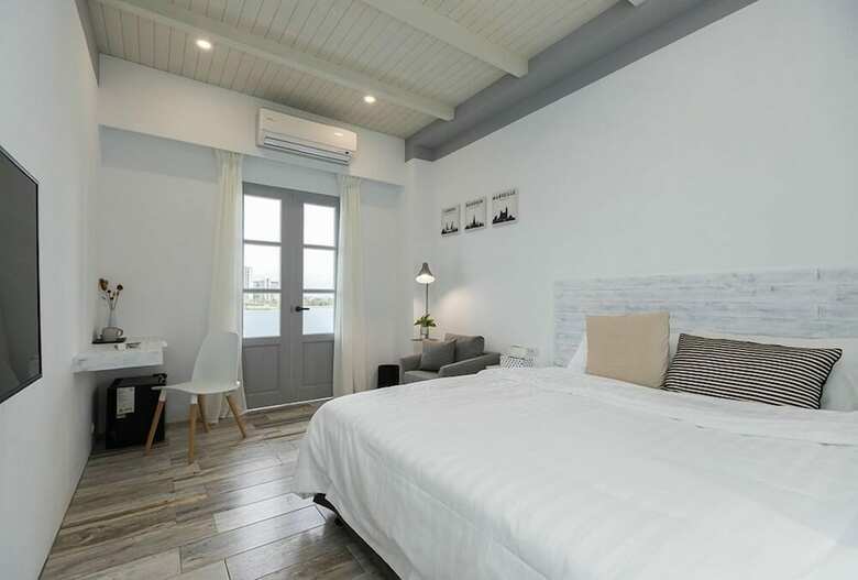 Hotel Blue White