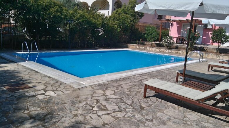 Aparthotel Cha Nanakas Village Inn