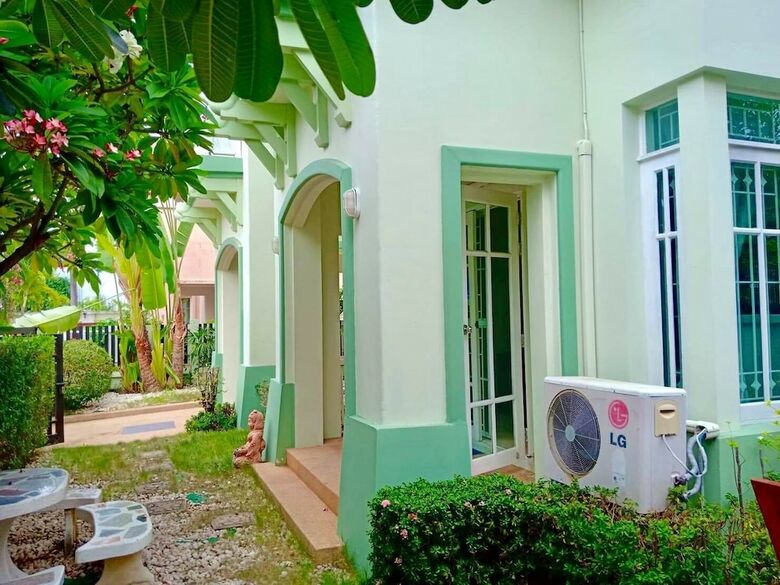 Pattaya Pool Villa Tlh