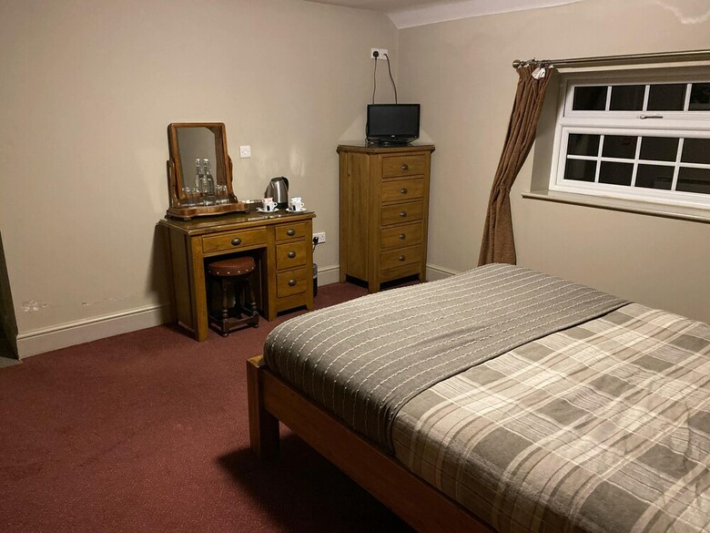 Posada The Gate Hangs High