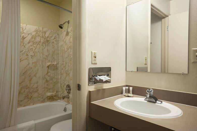Hotel Super 8 By Wyndham Idaho Falls