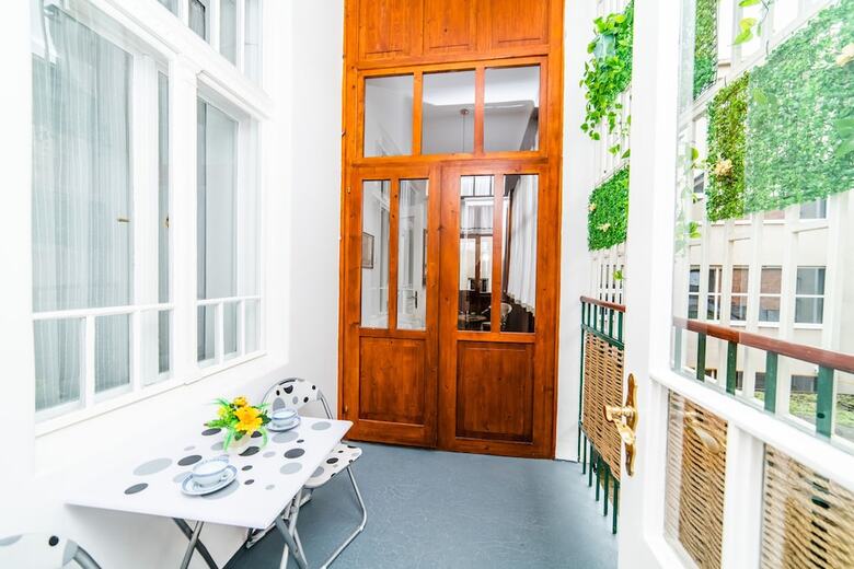 Spacious 3bdr Apt With A Balcony In The Center!