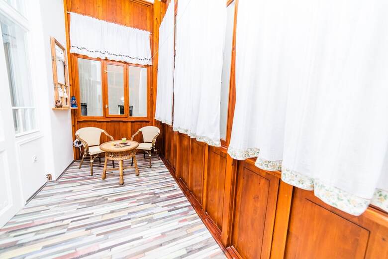 Spacious 3bdr Apt With A Balcony In The Center!