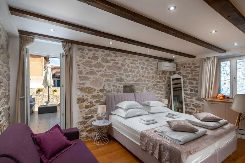 Apartamentos Awesome Stone House