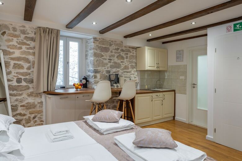 Apartamentos Awesome Stone House