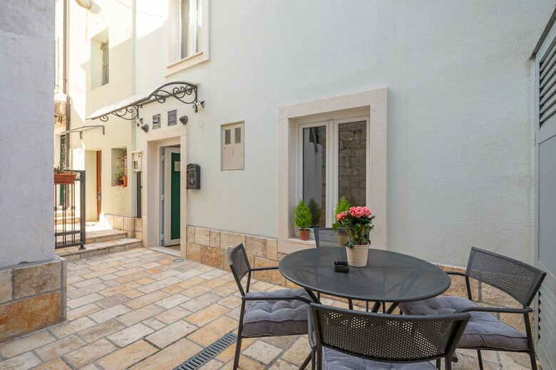 Apartamentos Awesome Stone House
