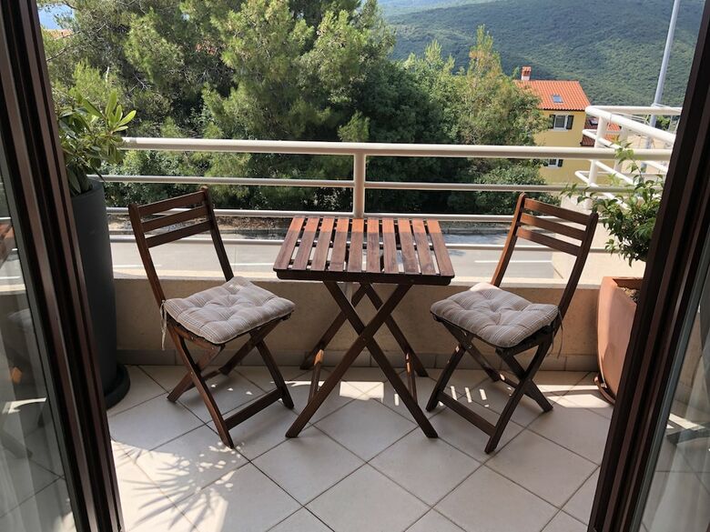 Gorgeous Biserka Apartment Near The Sea