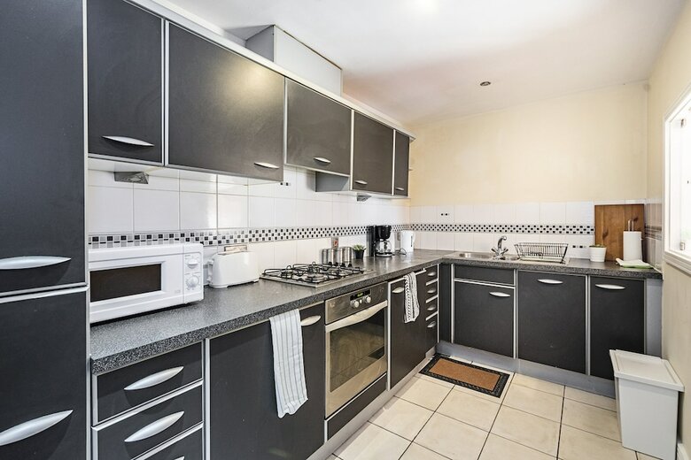 Ash Cosy Apartments 1 - Settlers Court