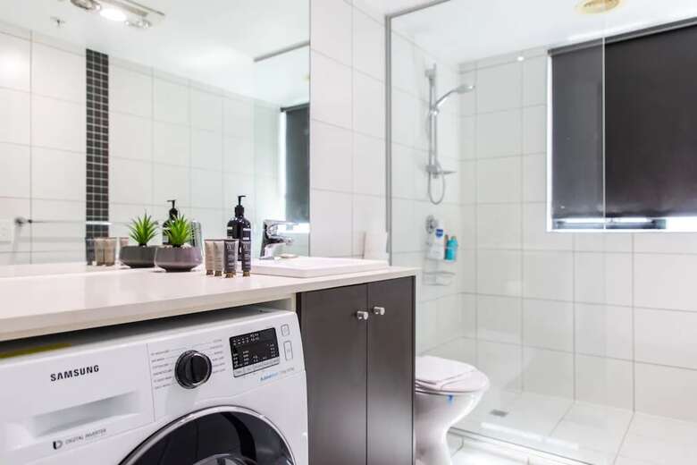 Bright 2 Bedroom Apartment With Rooftop Pool