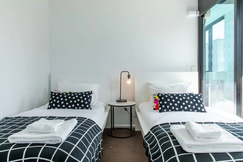 Bright 2 Bedroom Apartment With Rooftop Pool