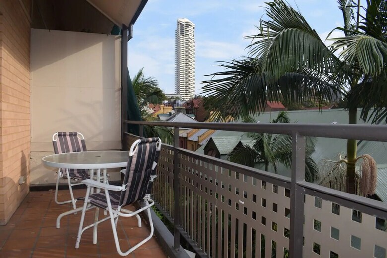 Cosy 2 Bedroom Apartment With Easy Access To City