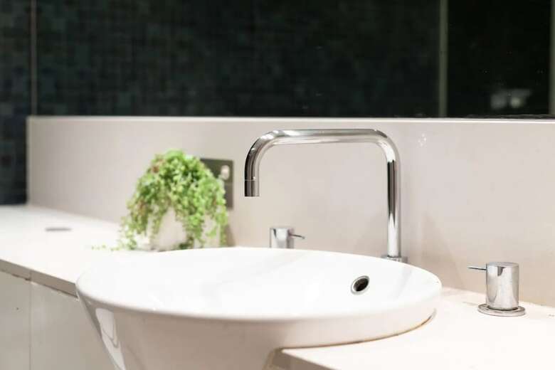 Modern Harbourside Apartment With A View