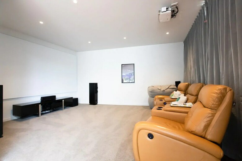 Luxury 4 Bedroom Home With Private Cinema