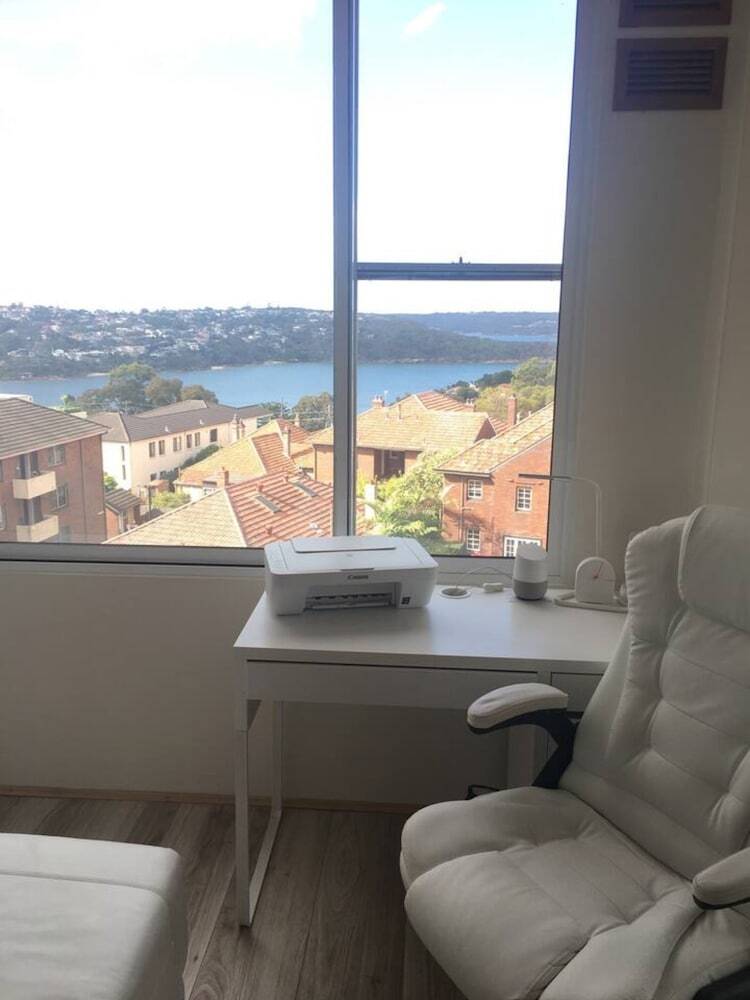 Contemporary Spacious Home 20minutes From Central Sydney