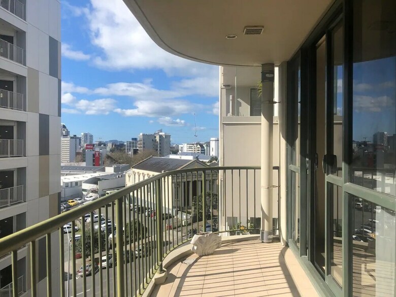 Cosy 2 Bed Cbd Apartment With Balcony