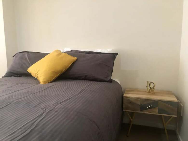 Cosy 2 Bed Cbd Apartment With Balcony