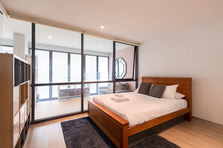 Upscale 2 Bedroom Apartment With Balcony In Cbd