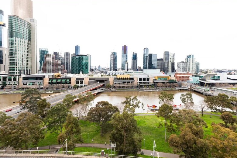 Upscale 2 Bedroom Apartment With Balcony In Cbd
