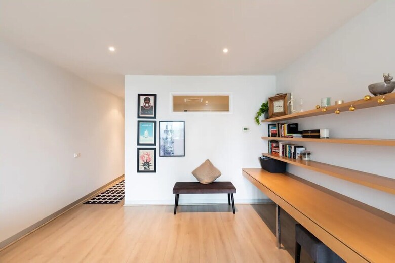 Upscale 2 Bedroom Apartment With Balcony In Cbd