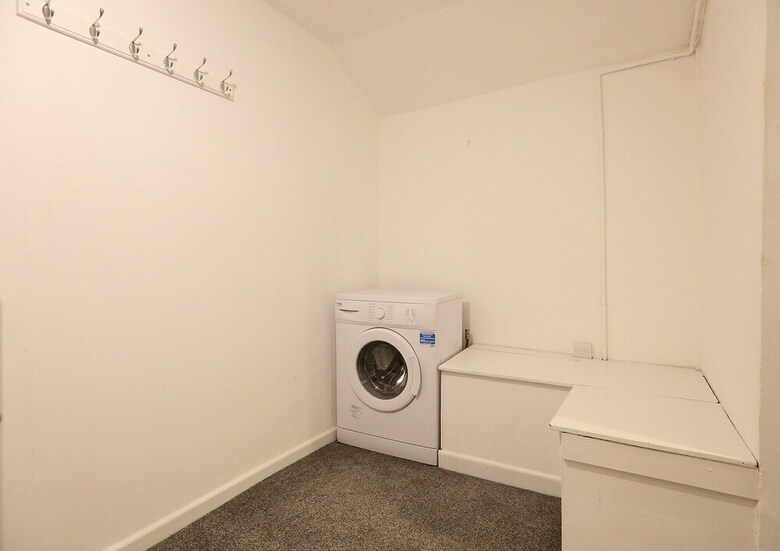 Spacious 2 Bedroom Cosy Apartment - Close To Station!