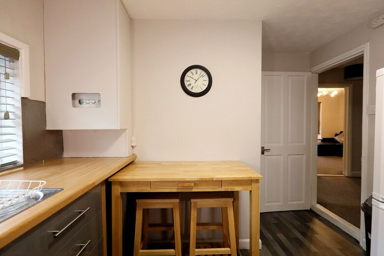 Spacious 2 Bedroom Cosy Apartment - Close To Station!
