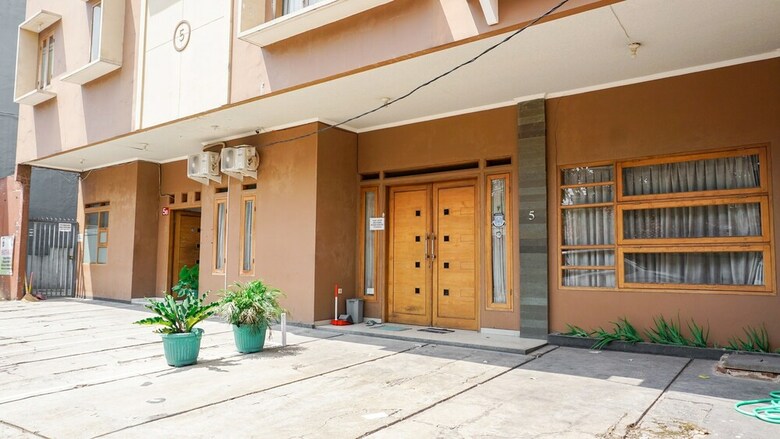 Hostal Oyo 1932 Srimahi Residence