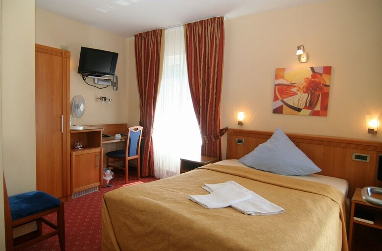 Hotel Axion