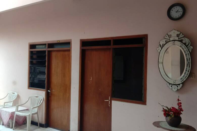 Hostal Oyo 1751 Hotel Trihadhi