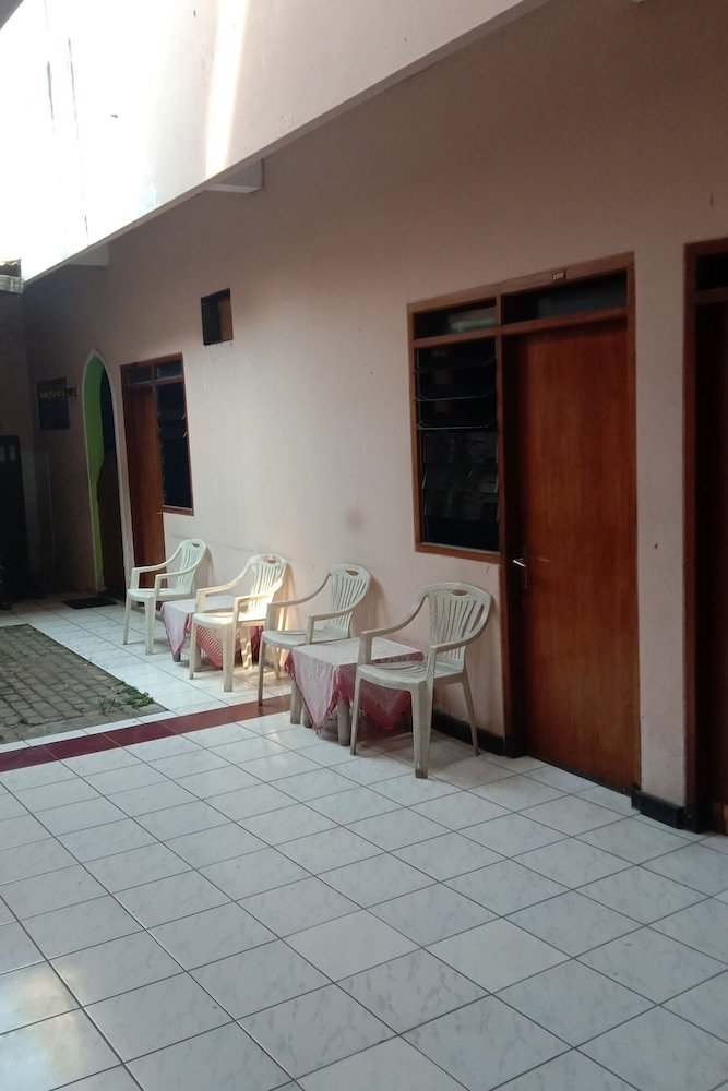 Hostal Oyo 1751 Hotel Trihadhi