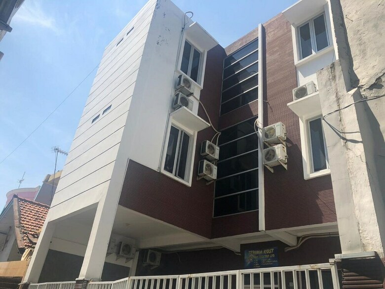 Hostal Oyo 1893 Omah Dharma - Adults Only