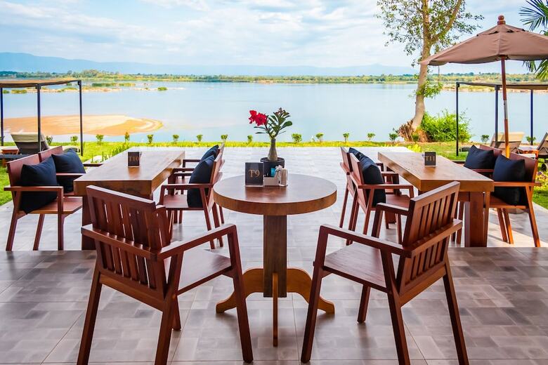 Hotel The Riviera Champasak