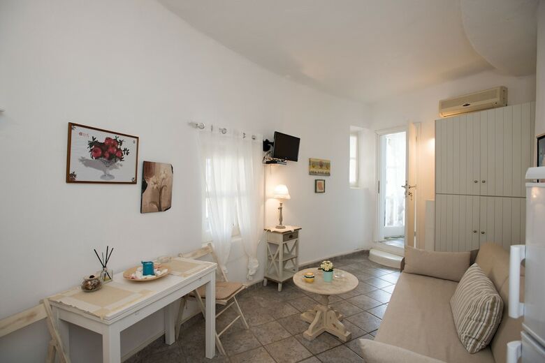 Villa Anemoessa Royal Violet With Pool