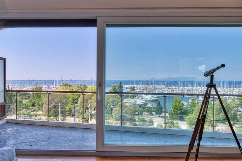 Spacious 3 Bedroom Apartment In Alimos