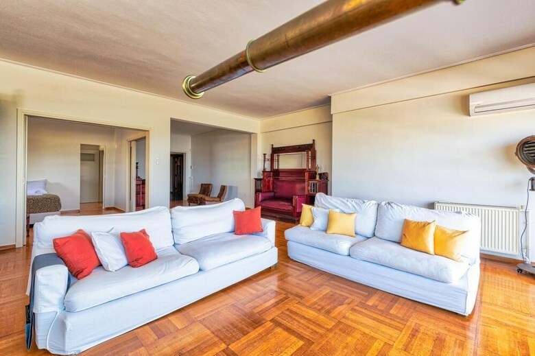 Spacious 3 Bedroom Apartment In Alimos