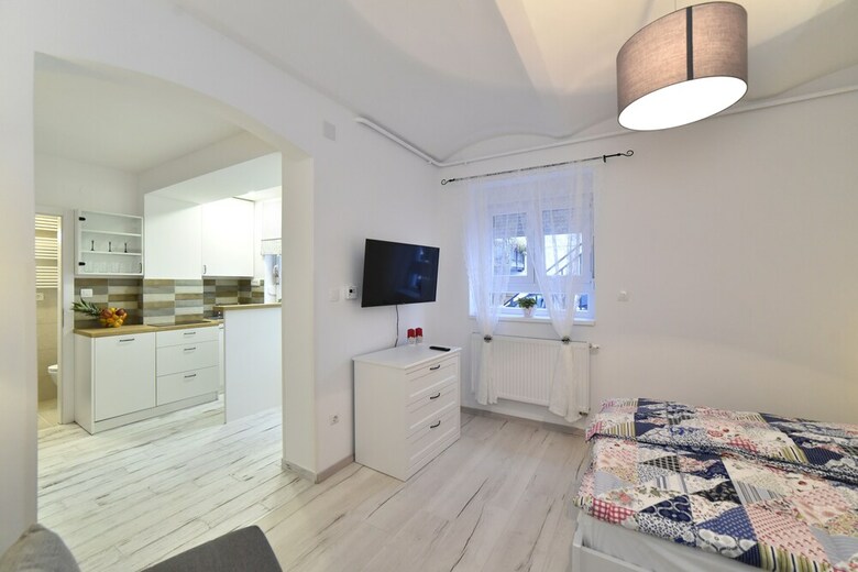 Petit Main Square Apartment
