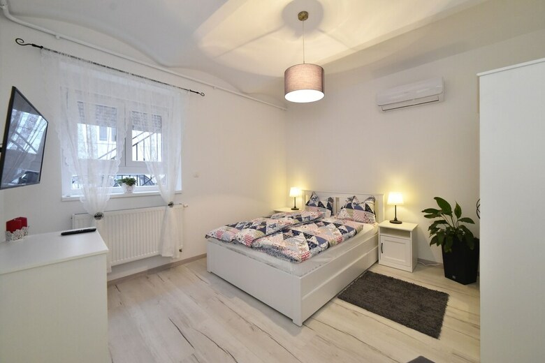 Petit Main Square Apartment