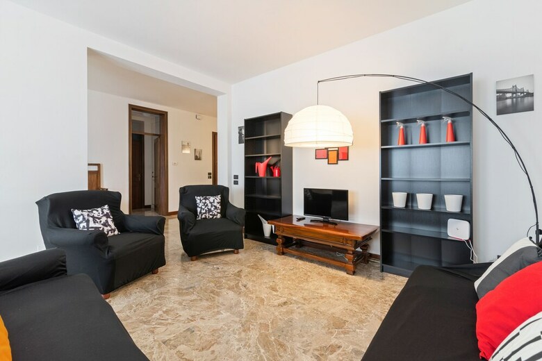 Torre Roomy Apartment